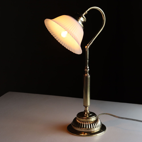 USAヴィンテージミルクガラスフリルシェード真鍮テーブルライト