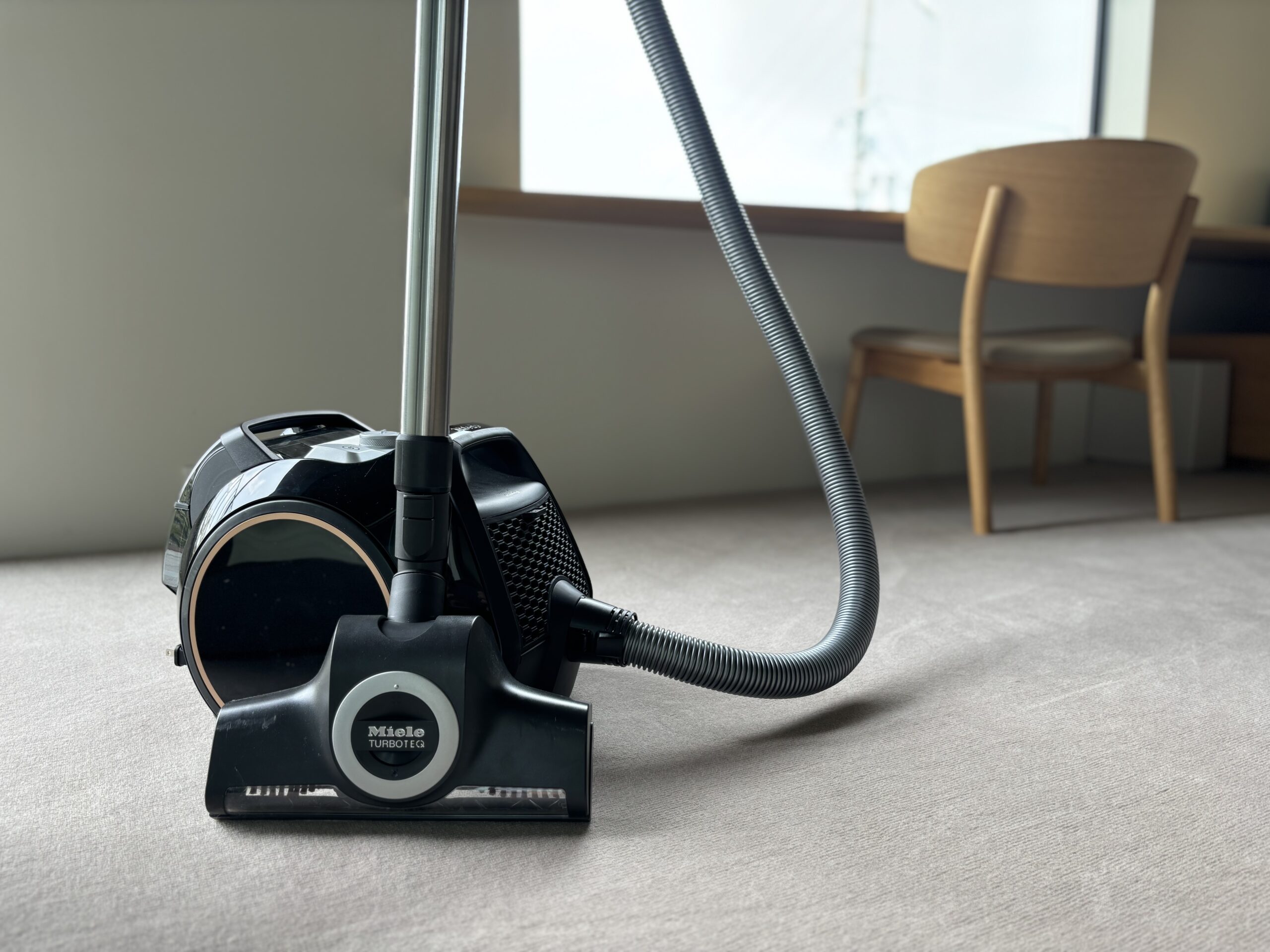 ミーレのキャニスター掃除機でカーペットを掃除しました - HOTTA