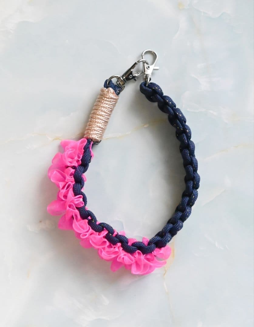 【オーダー見本】パラコード　スマホハンドストラップ　フリル　推し活　アイドル オーダー用見本】パラコード ショルダーストラップ 推しカラー 黄緑